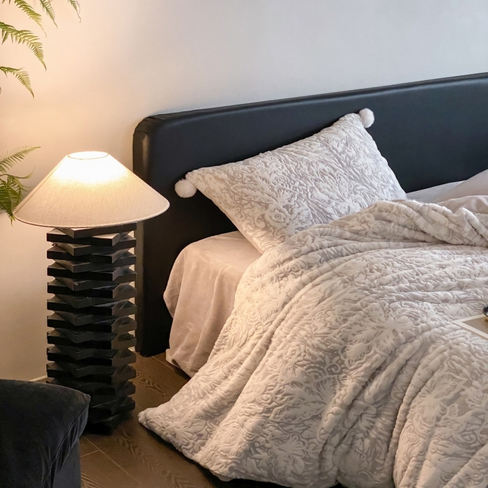 91家纺网 家纺一手货源 找家纺 玉宇阁家居 2025新款亲肤舒适兔毛雕花绒提花雕花牛奶绒四件套-浮雕的纹理 控价：228/305/315/315/315/335（券后控价） 浮雕的纹理-香芋啵啵