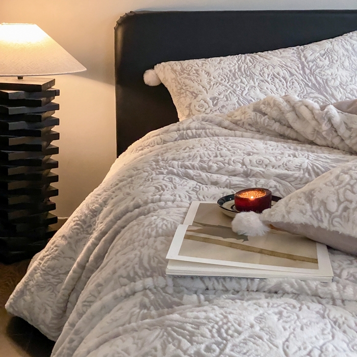 91家纺网 家纺一手货源 找家纺 玉宇阁家居 2025新款亲肤舒适兔毛雕花绒提花雕花牛奶绒四件套-浮雕的纹理 控价：228/305/315/315/315/335（券后控价） 浮雕的纹理-香芋啵啵