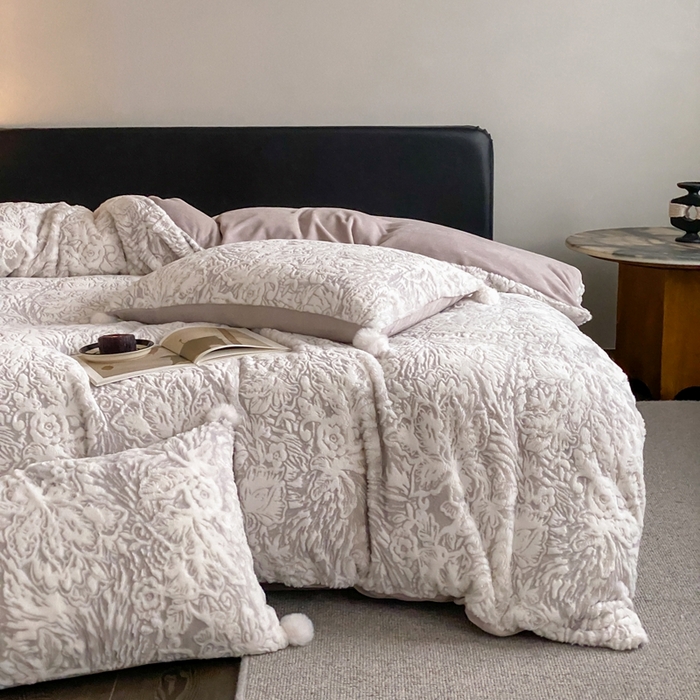 91家纺网 家纺一手货源 找家纺 玉宇阁家居 2025新款亲肤舒适兔毛雕花绒提花雕花牛奶绒四件套-浮雕的纹理 控价：228/305/315/315/315/335（券后控价） 浮雕的纹理-香芋啵啵