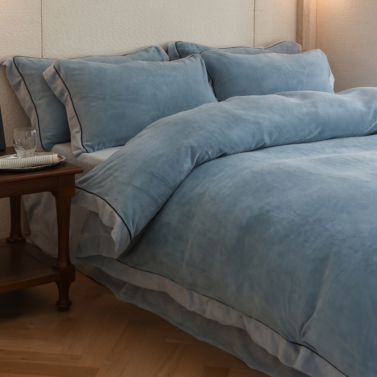 91家纺网 家纺一手货源 找家纺 万盛家纺 2025新款德芙绒牛奶绒法莱双拼四件套 藕灰-云水蓝