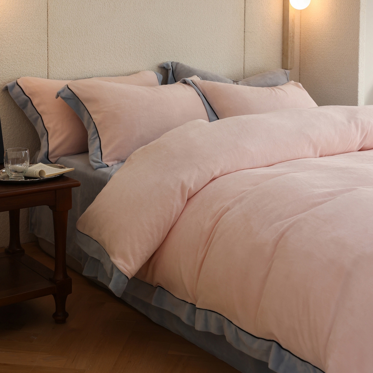 91家纺网 家纺一手货源 找家纺 万盛家纺 2025新款牛奶绒宽边黑麻绳四件套最新图 悠悠粉-水冰蓝