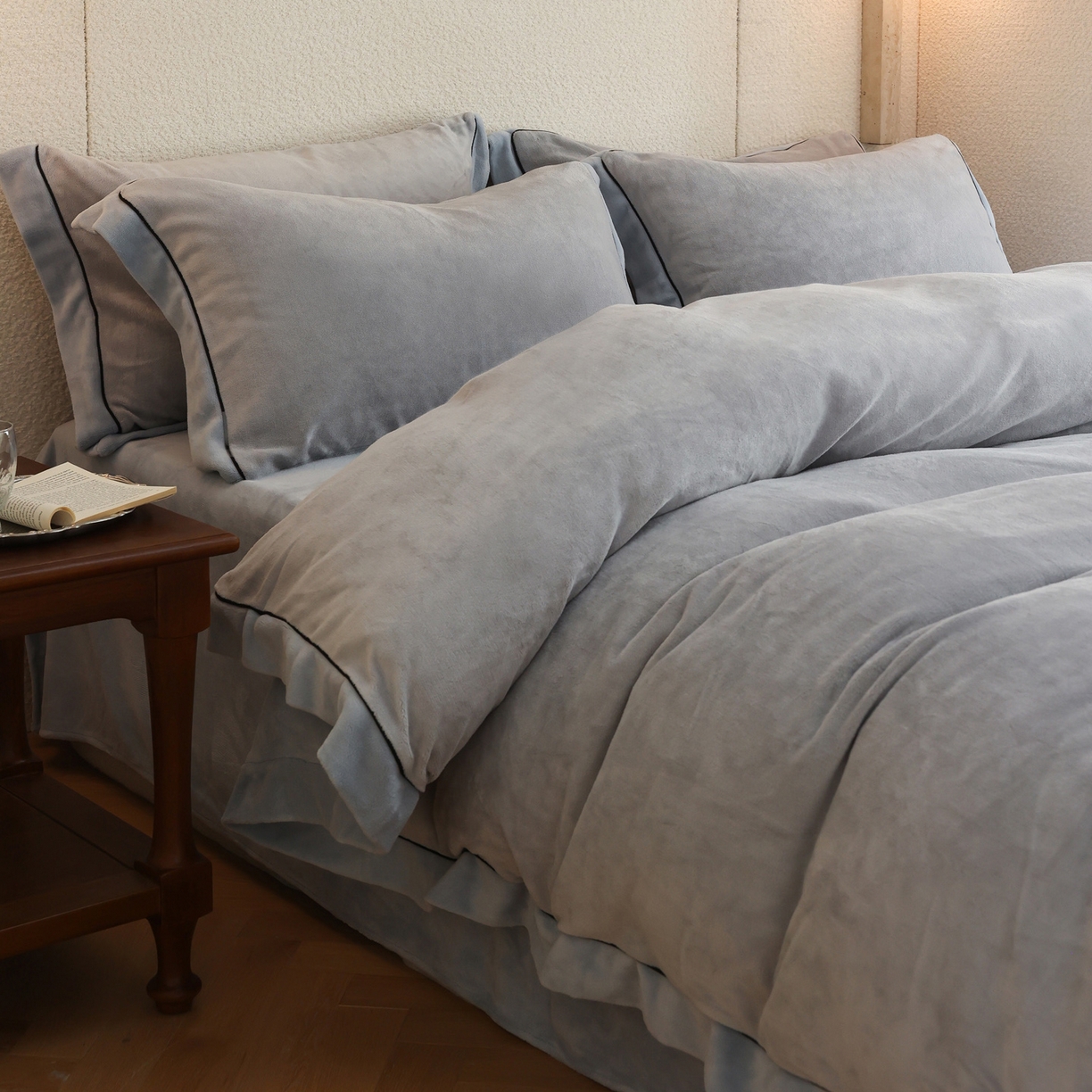 91家纺网 家纺一手货源 找家纺 万盛家纺 2025新款牛奶绒宽边黑麻绳四件套最新图 鸭蛋灰-水冰蓝