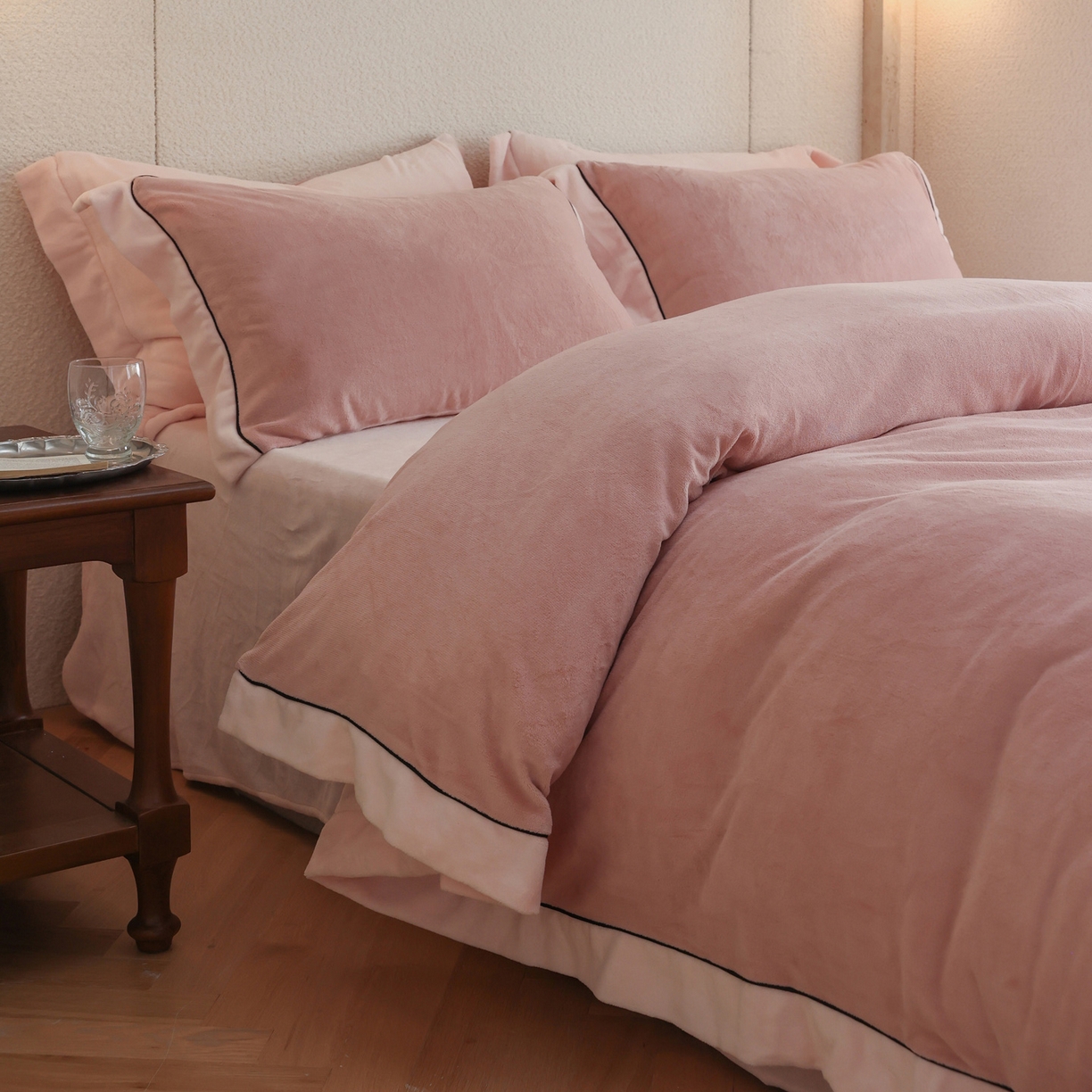 91家纺网 家纺一手货源 找家纺 万盛家纺 2025新款牛奶绒宽边黑麻绳四件套最新图 豆沙-悠悠粉