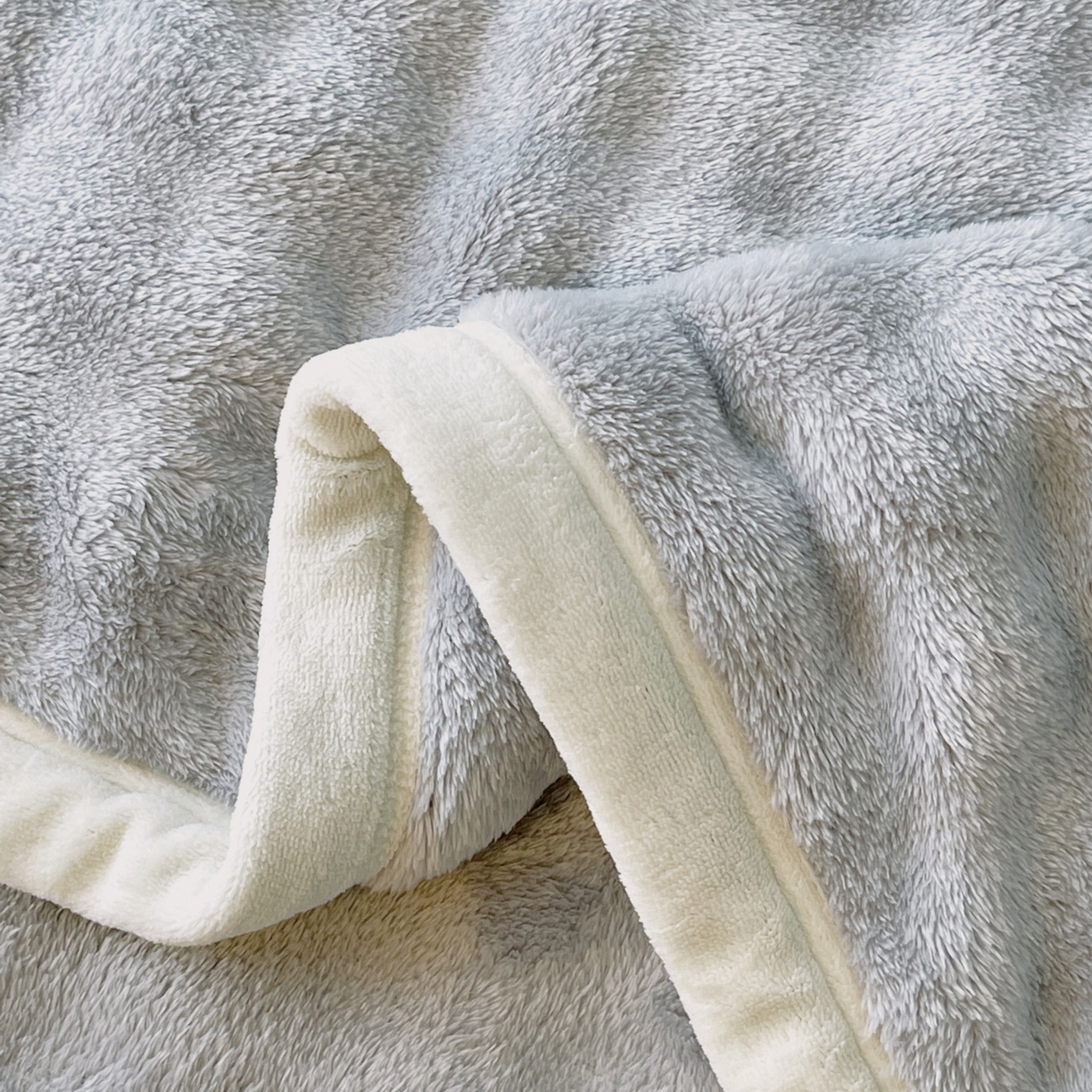 91家纺网 家纺一手货源 找家纺 雨彤家纺 2025新款泡泡牛奶绒单人枕巾 牛奶绒枕巾-绅士灰 50*125cm（适合1.2米枕头）