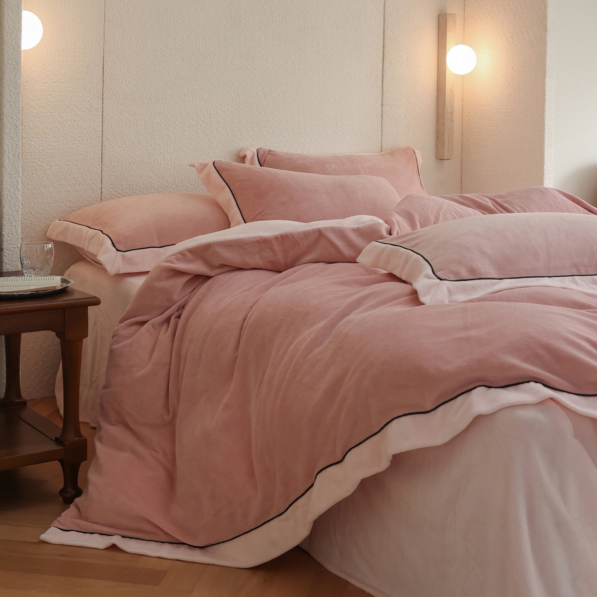 91家纺网 家纺一手货源 找家纺 万盛家纺 2025新款牛奶绒宽边黑麻绳四件套最新图 豆沙-悠悠粉