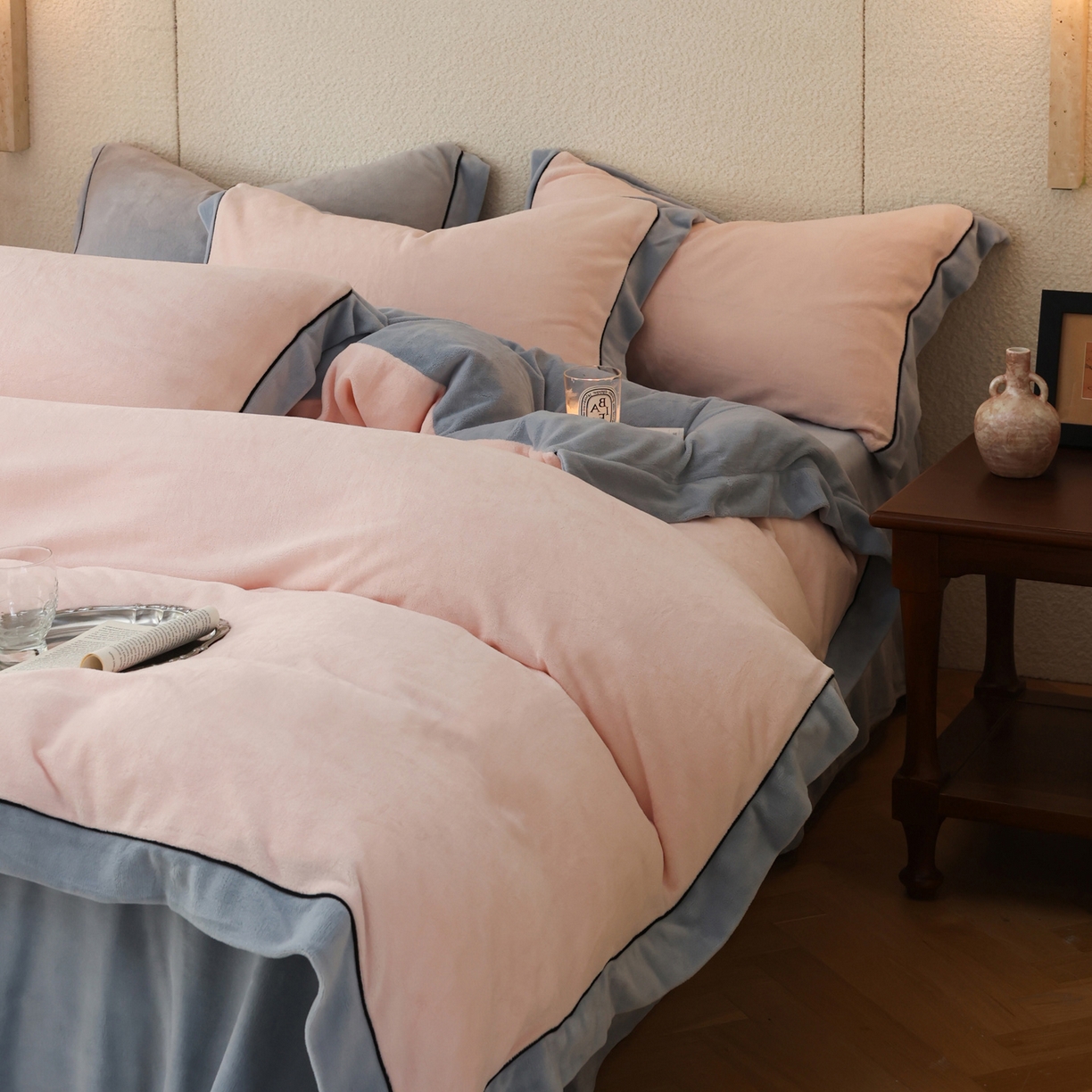 91家纺网 家纺一手货源 找家纺 万盛家纺 2025新款牛奶绒宽边黑麻绳四件套最新图 悠悠粉-水冰蓝