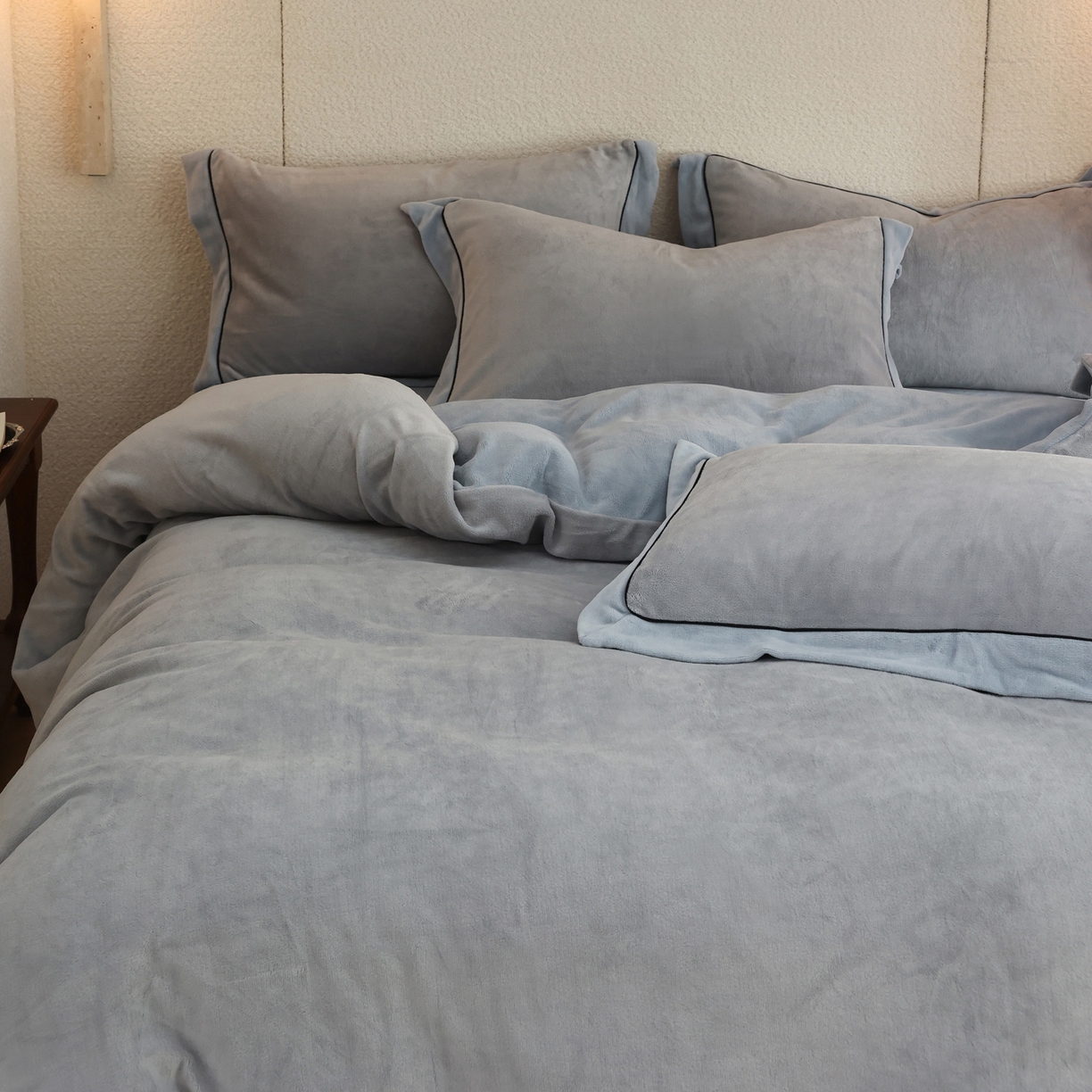 91家纺网 家纺一手货源 找家纺 万盛家纺 2025新款牛奶绒宽边黑麻绳四件套最新图 鸭蛋灰-水冰蓝