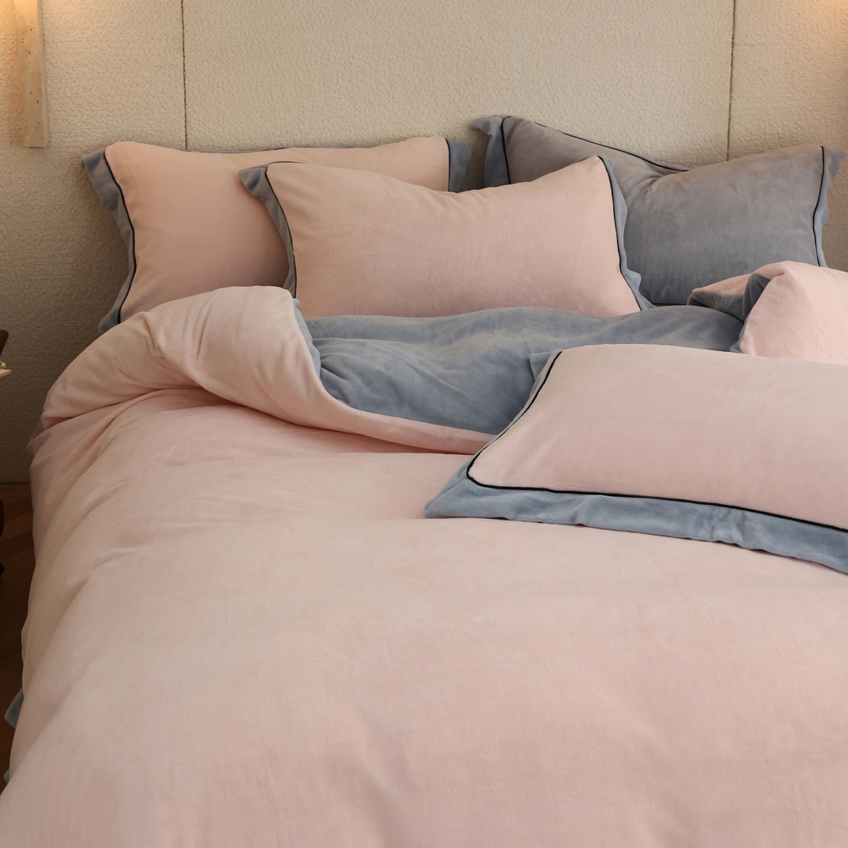 91家纺网 家纺一手货源 找家纺 万盛家纺 2025新款牛奶绒宽边黑麻绳四件套最新图 悠悠粉-水冰蓝