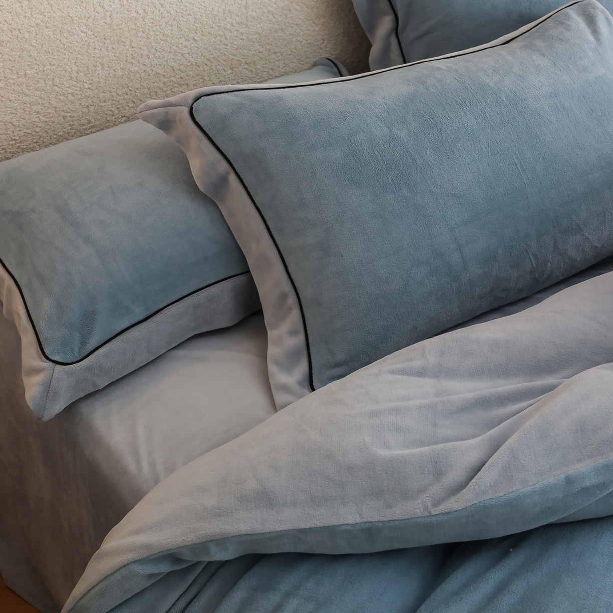 91家纺网 家纺一手货源 找家纺 万盛家纺 2025新款牛奶绒宽边黑麻绳四件套最新图 冰雪蓝-水冰蓝