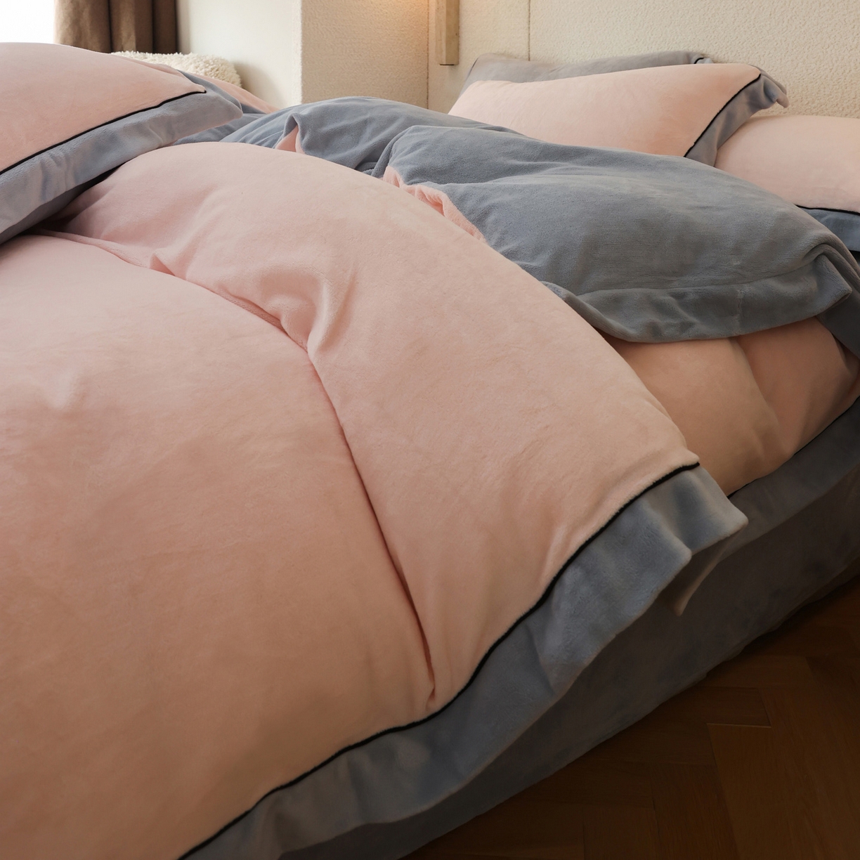 91家纺网 家纺一手货源 找家纺 万盛家纺 2025新款牛奶绒宽边黑麻绳四件套最新图 悠悠粉-水冰蓝