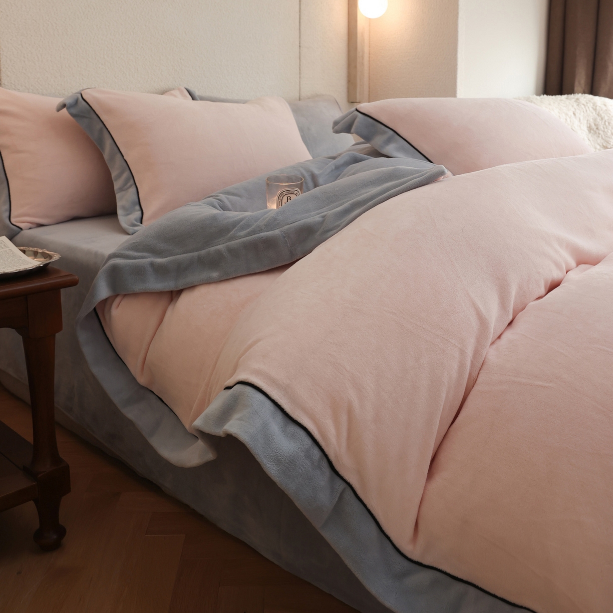 91家纺网 家纺一手货源 找家纺 万盛家纺 2025新款牛奶绒宽边黑麻绳四件套最新图 悠悠粉-水冰蓝