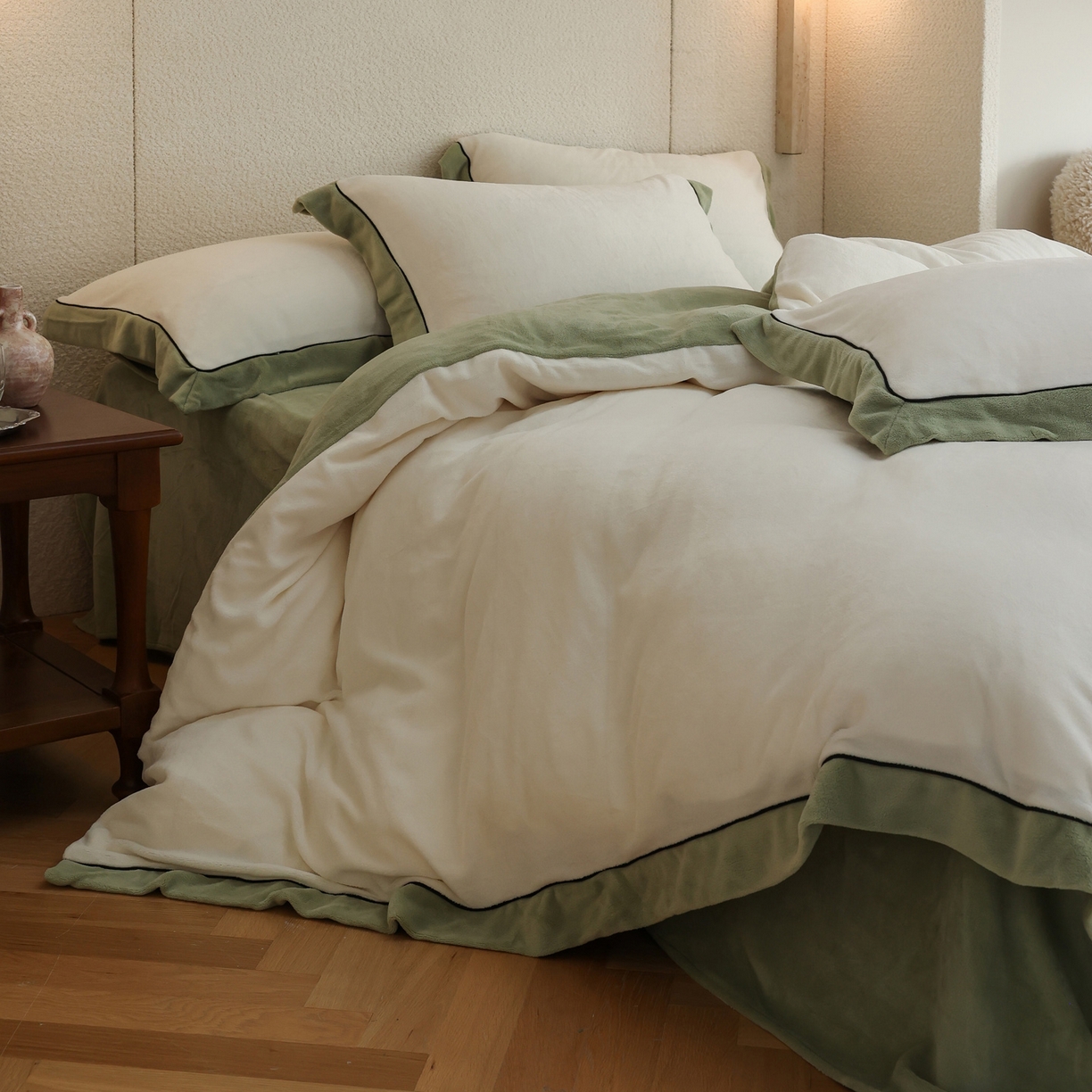 91家纺网 家纺一手货源 找家纺 万盛家纺 2025新款牛奶绒宽边黑麻绳四件套最新图 香草白-抹茶绿