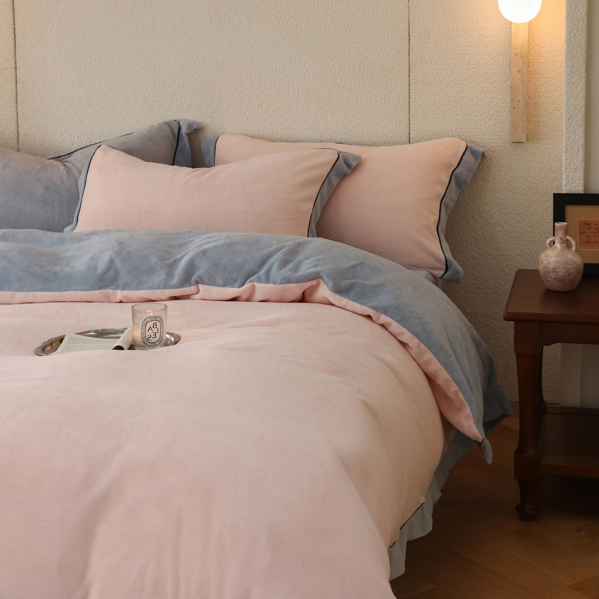 91家纺网 家纺一手货源 找家纺 万盛家纺 2025新款牛奶绒宽边黑麻绳四件套最新图 悠悠粉-水冰蓝