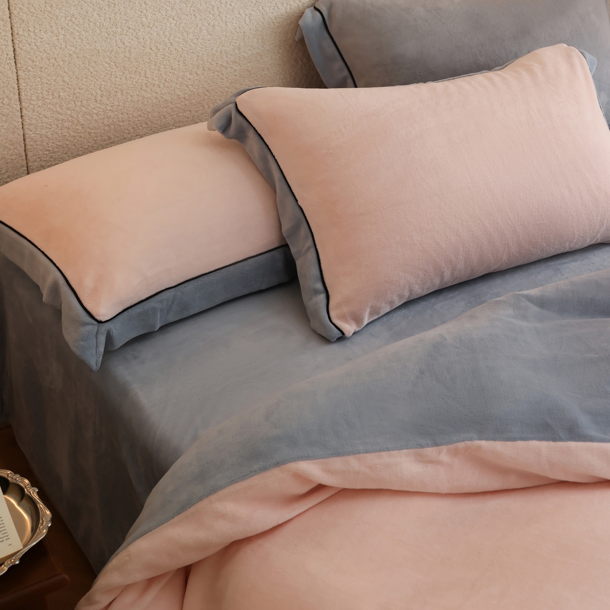 91家纺网 家纺一手货源 找家纺 万盛家纺 2025新款牛奶绒宽边黑麻绳四件套最新图 悠悠粉-水冰蓝