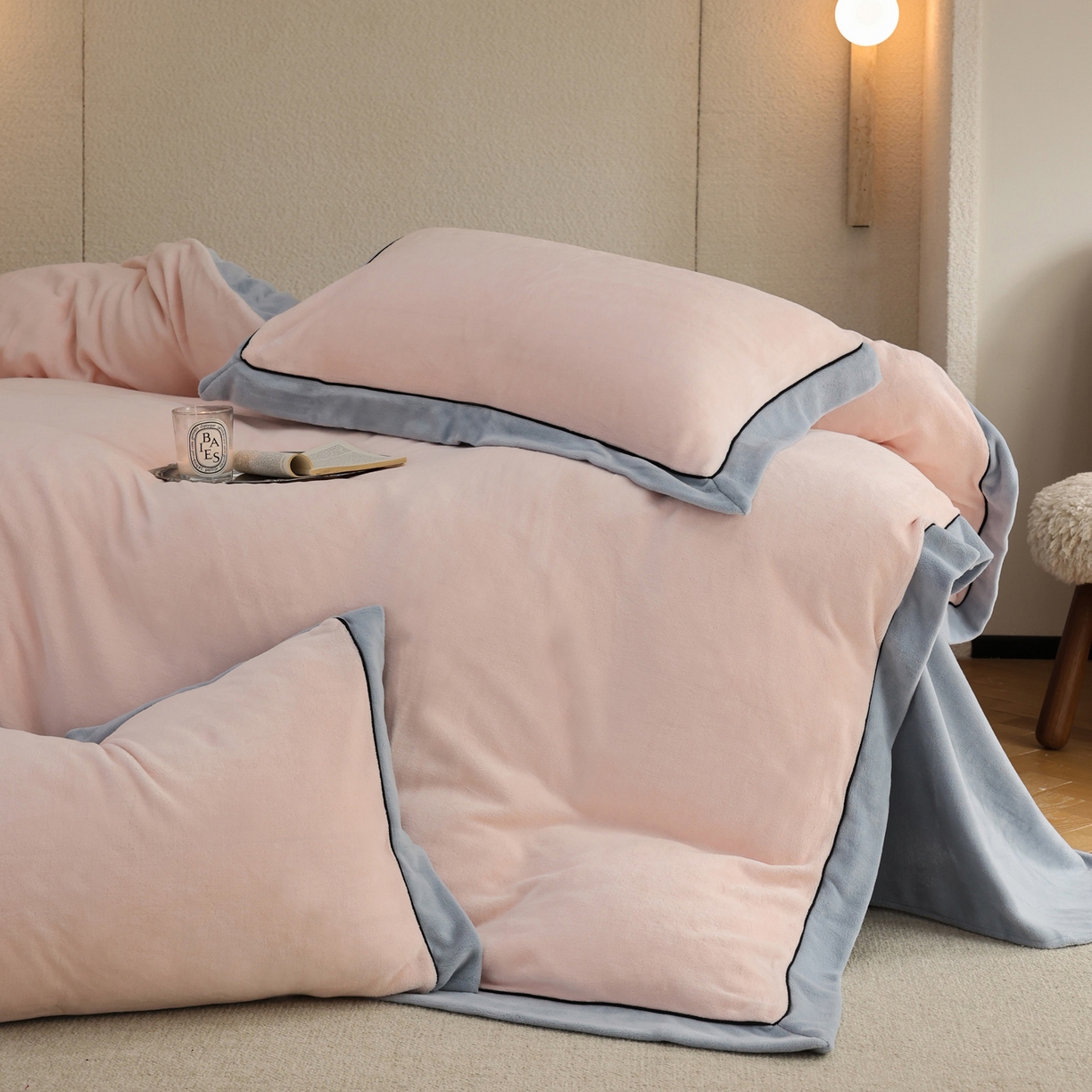 91家纺网 家纺一手货源 找家纺 万盛家纺 2025新款牛奶绒宽边黑麻绳四件套最新图 悠悠粉-水冰蓝