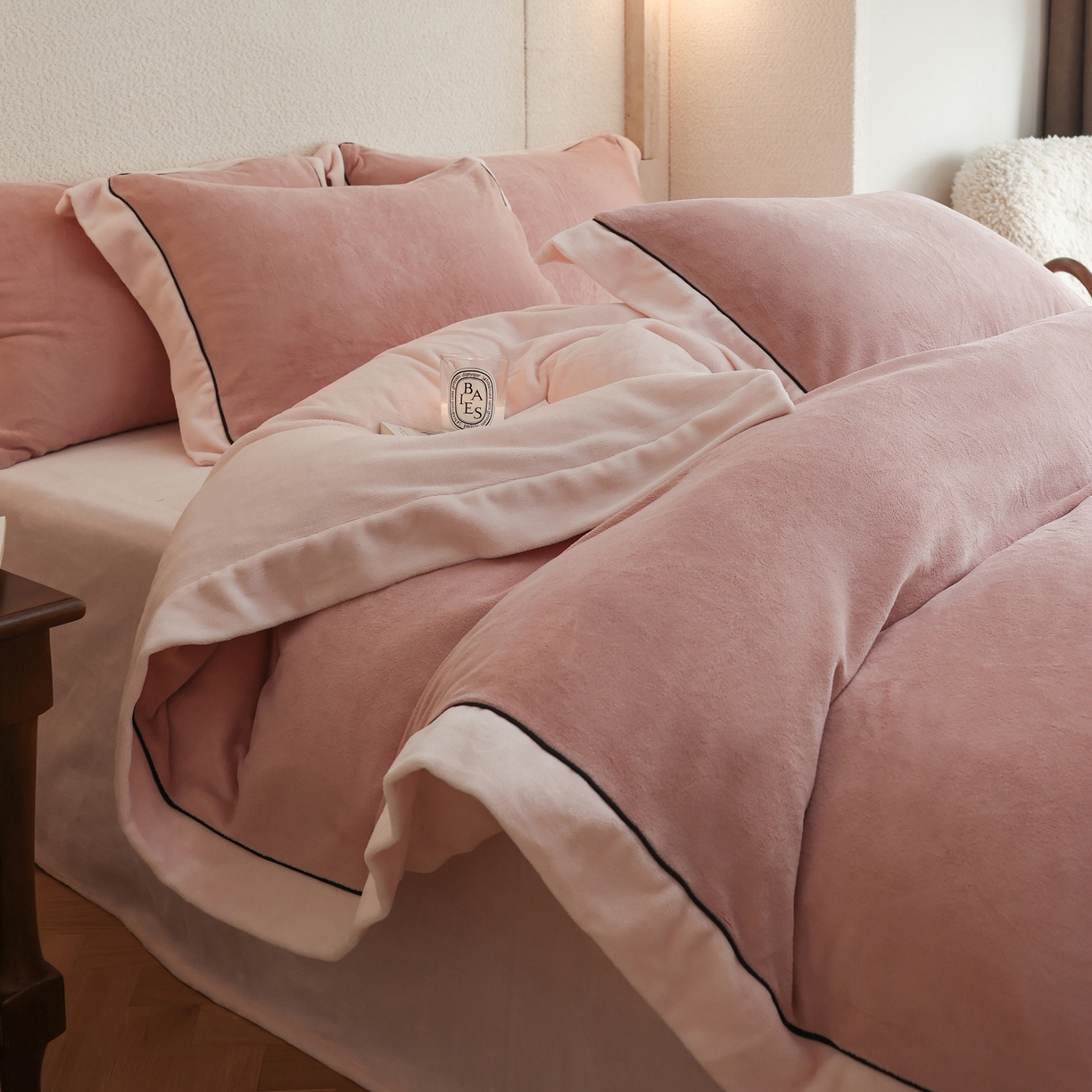 91家纺网 家纺一手货源 找家纺 万盛家纺 2025新款牛奶绒宽边黑麻绳四件套最新图 豆沙-悠悠粉