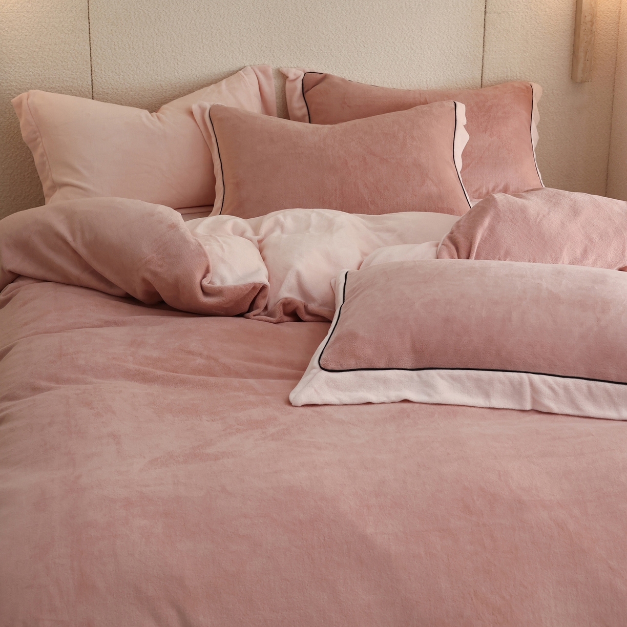 91家纺网 家纺一手货源 找家纺 万盛家纺 2025新款牛奶绒宽边黑麻绳四件套最新图 豆沙-悠悠粉