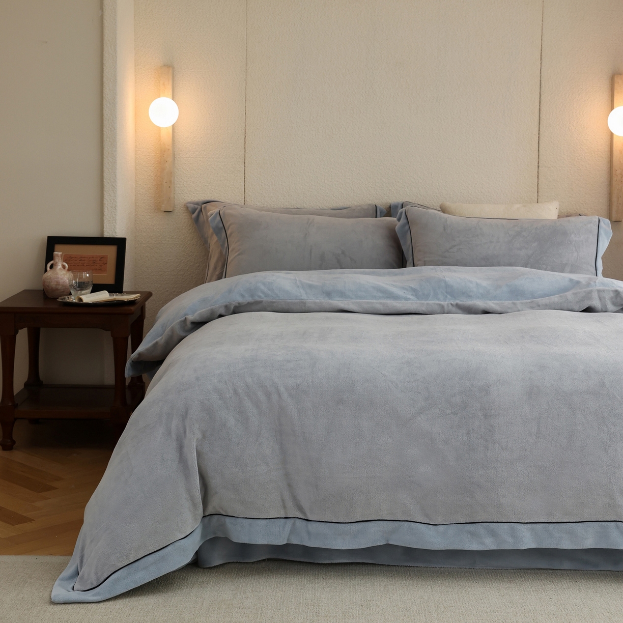 91家纺网 家纺一手货源 找家纺 万盛家纺 2025新款牛奶绒宽边黑麻绳四件套最新图 鸭蛋灰-水冰蓝