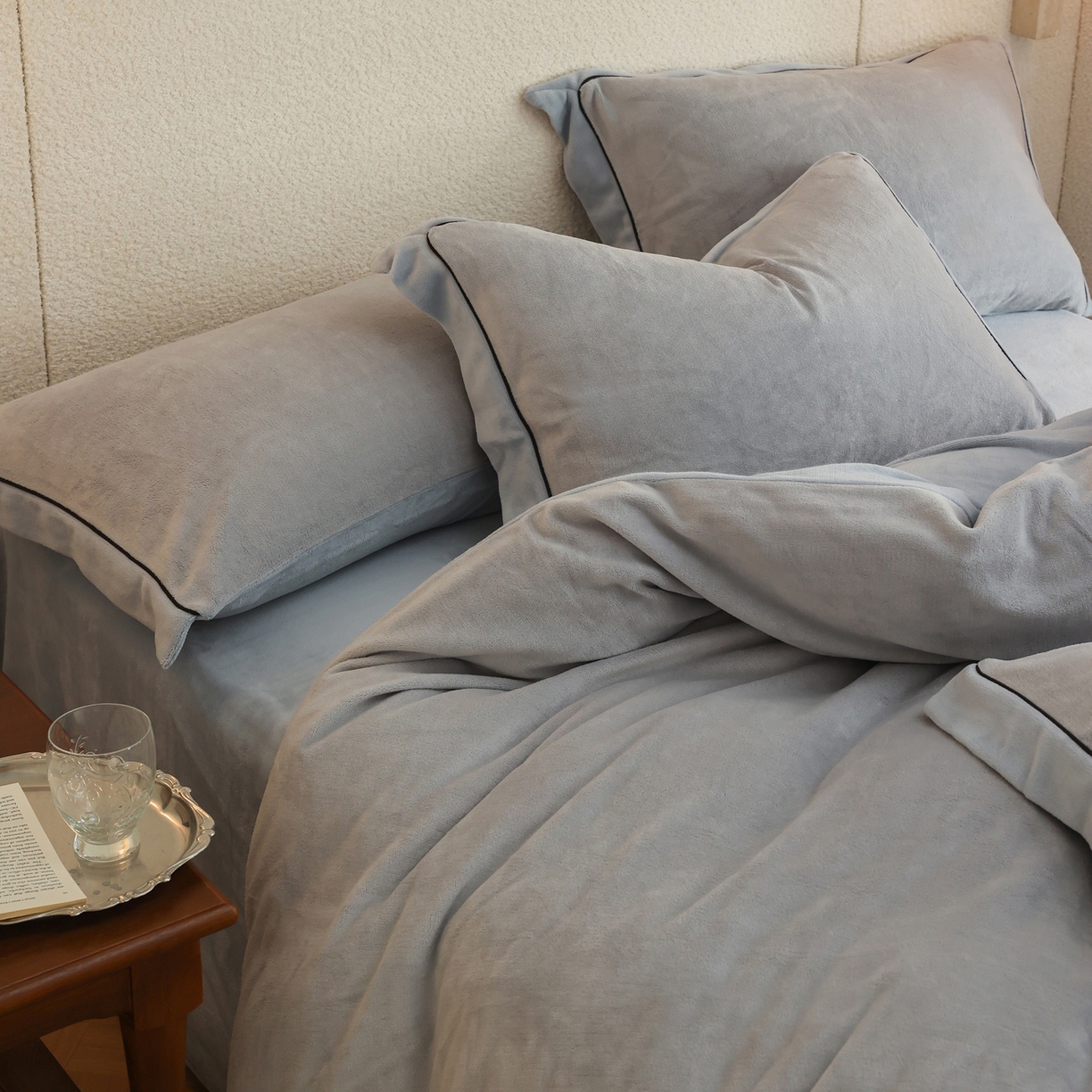 91家纺网 家纺一手货源 找家纺 万盛家纺 2025新款牛奶绒宽边黑麻绳四件套最新图 鸭蛋灰-水冰蓝