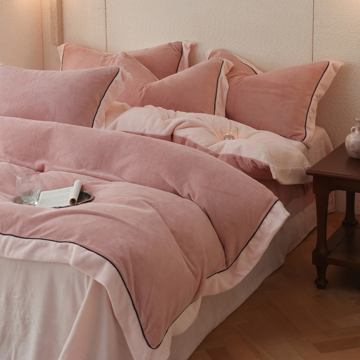 91家纺网 家纺一手货源 找家纺 万盛家纺 2025新款牛奶绒宽边黑麻绳四件套最新图 豆沙-悠悠粉