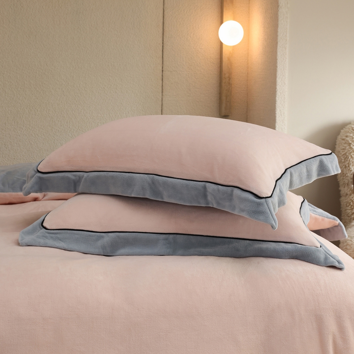 91家纺网 家纺一手货源 找家纺 万盛家纺 2025新款牛奶绒宽边黑麻绳四件套最新图 悠悠粉-水冰蓝