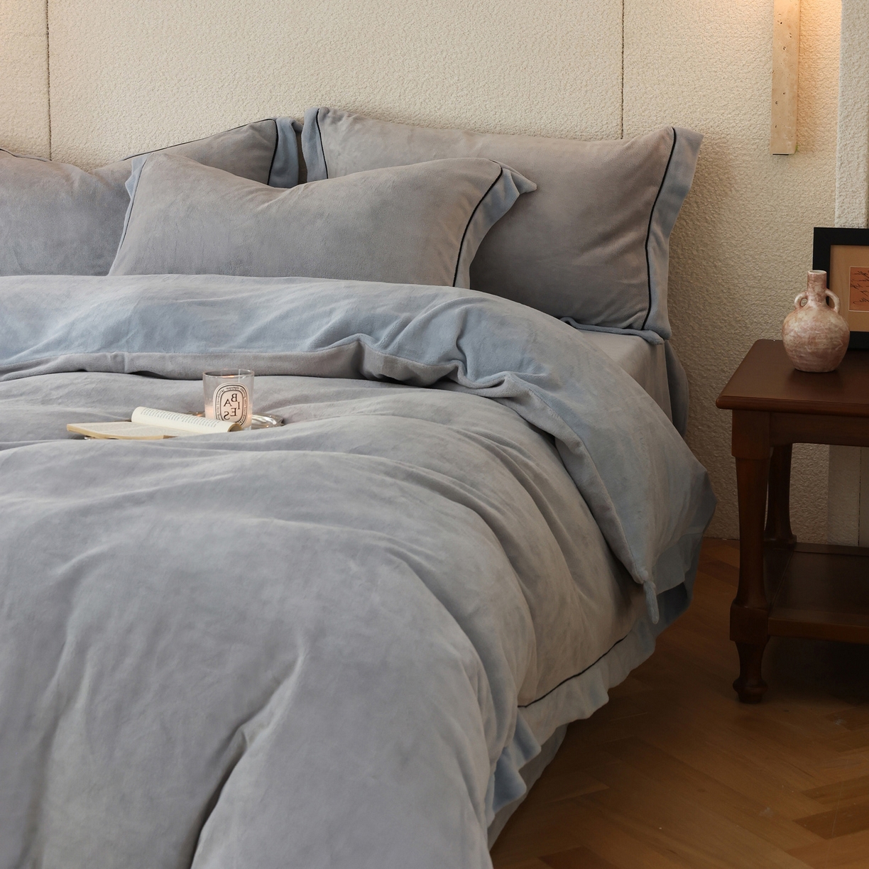 91家纺网 家纺一手货源 找家纺 万盛家纺 2025新款牛奶绒宽边黑麻绳四件套最新图 鸭蛋灰-水冰蓝