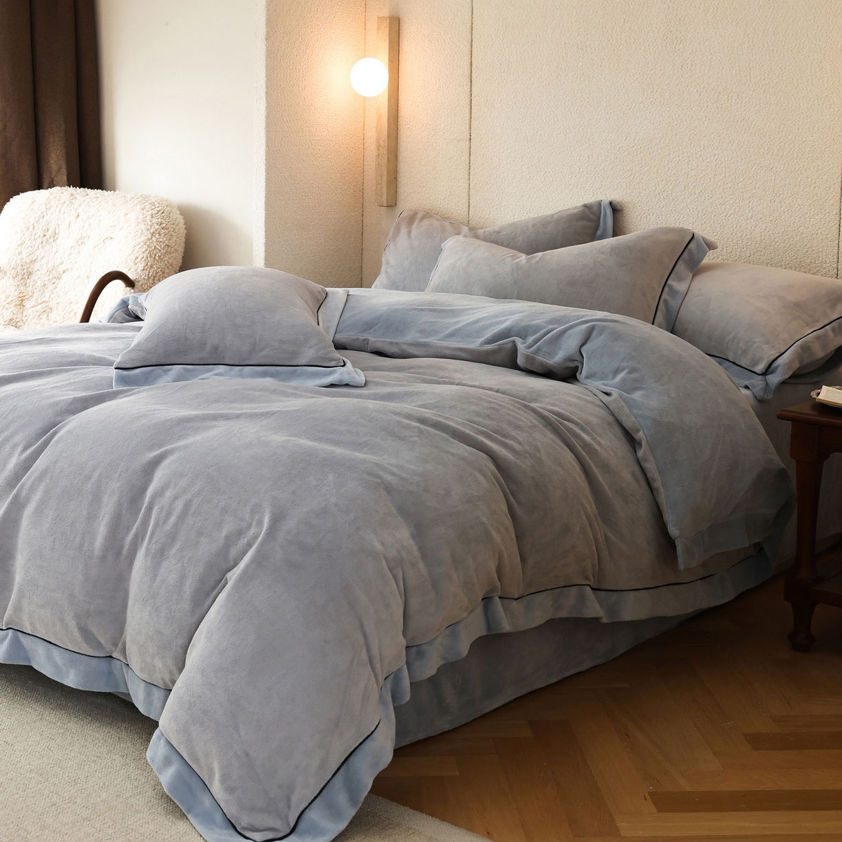 91家纺网 家纺一手货源 找家纺 万盛家纺 2025新款牛奶绒宽边黑麻绳四件套最新图 鸭蛋灰-水冰蓝