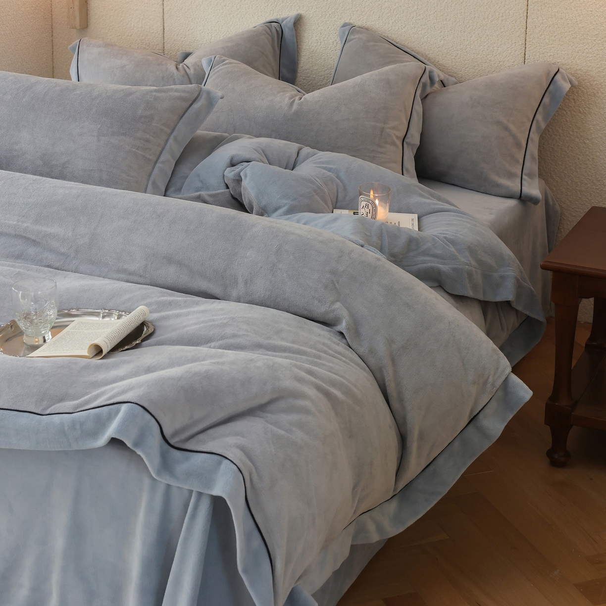 91家纺网 家纺一手货源 找家纺 万盛家纺 2025新款牛奶绒宽边黑麻绳四件套最新图 鸭蛋灰-水冰蓝