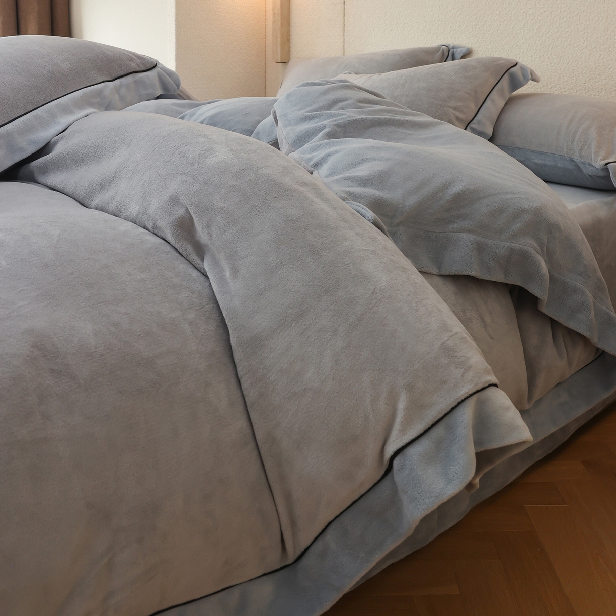 91家纺网 家纺一手货源 找家纺 万盛家纺 2025新款牛奶绒宽边黑麻绳四件套最新图 鸭蛋灰-水冰蓝