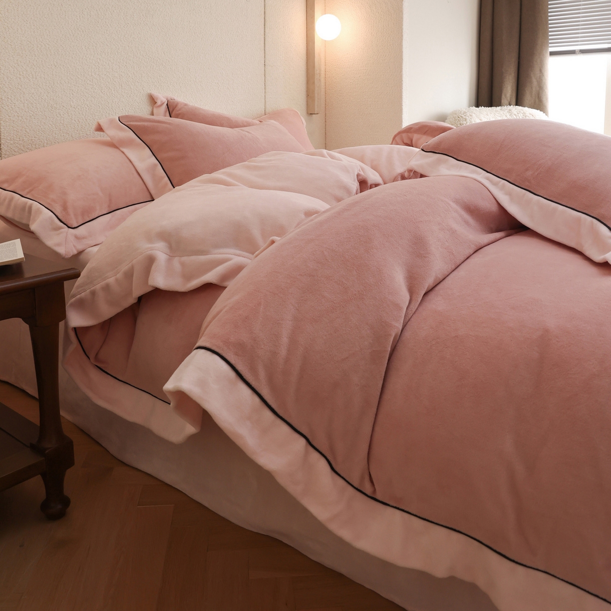 91家纺网 家纺一手货源 找家纺 万盛家纺 2025新款牛奶绒宽边黑麻绳四件套最新图 豆沙-悠悠粉