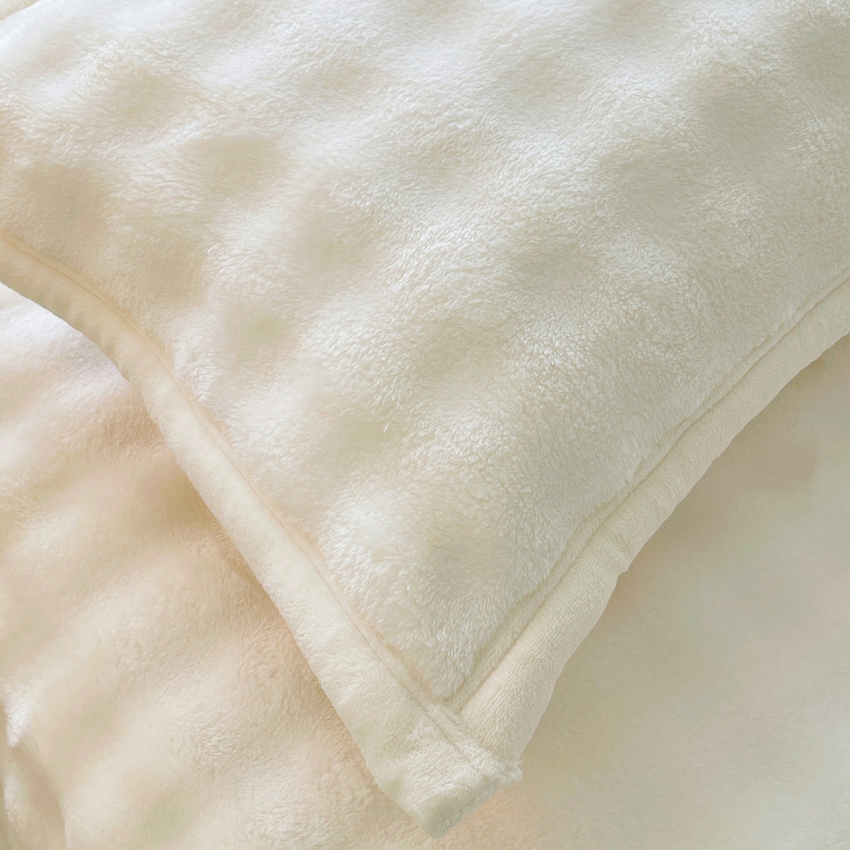 91家纺网 家纺一手货源 找家纺 雨彤家纺 2025新款泡泡牛奶绒单人枕巾 牛奶绒枕巾-奶油白 50*80cm（一只）