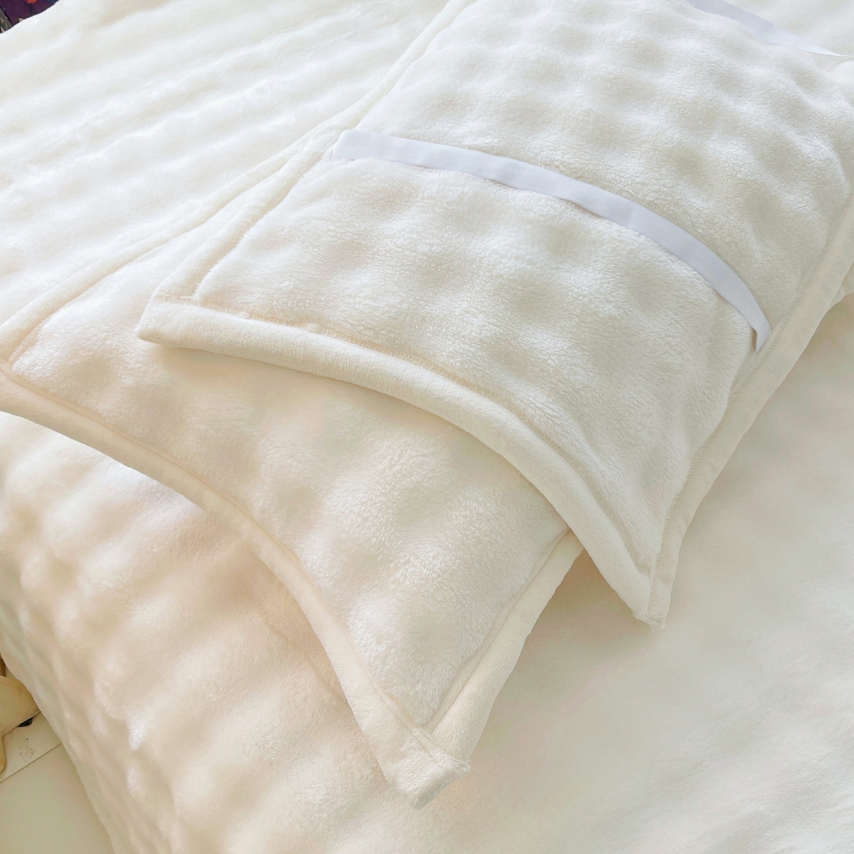 91家纺网 家纺一手货源 找家纺 雨彤家纺 2025新款泡泡牛奶绒单人枕巾 牛奶绒枕巾-奶油白 50*155cm（适合1.5米枕头）