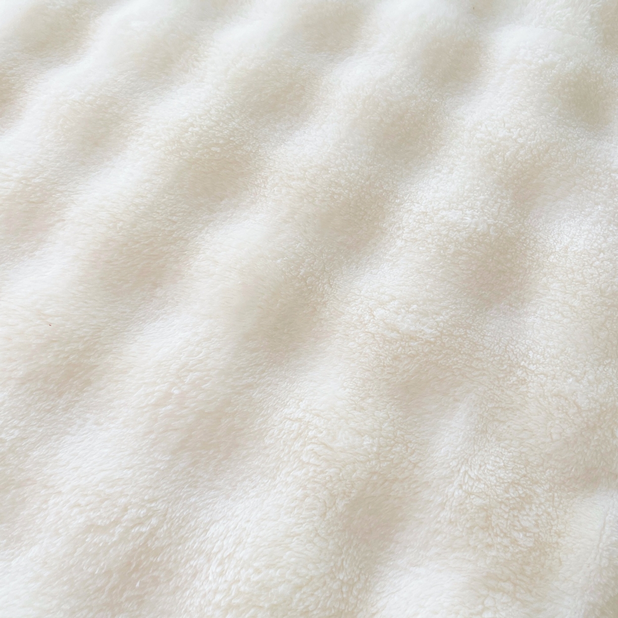 91家纺网 家纺一手货源 找家纺 雨彤家纺 2025新款泡泡牛奶绒单人枕巾 牛奶绒枕巾-奶油白 50*80cm（一只）