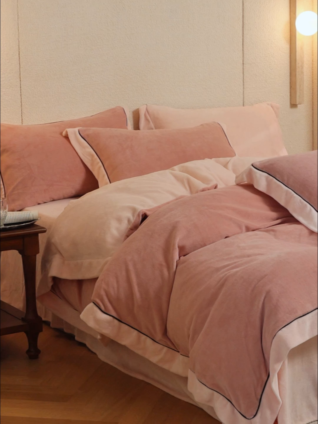 91家纺网 家纺一手货源 找家纺 万盛家纺 2025新款牛奶绒宽边黑麻绳四件套最新图 豆沙-悠悠粉