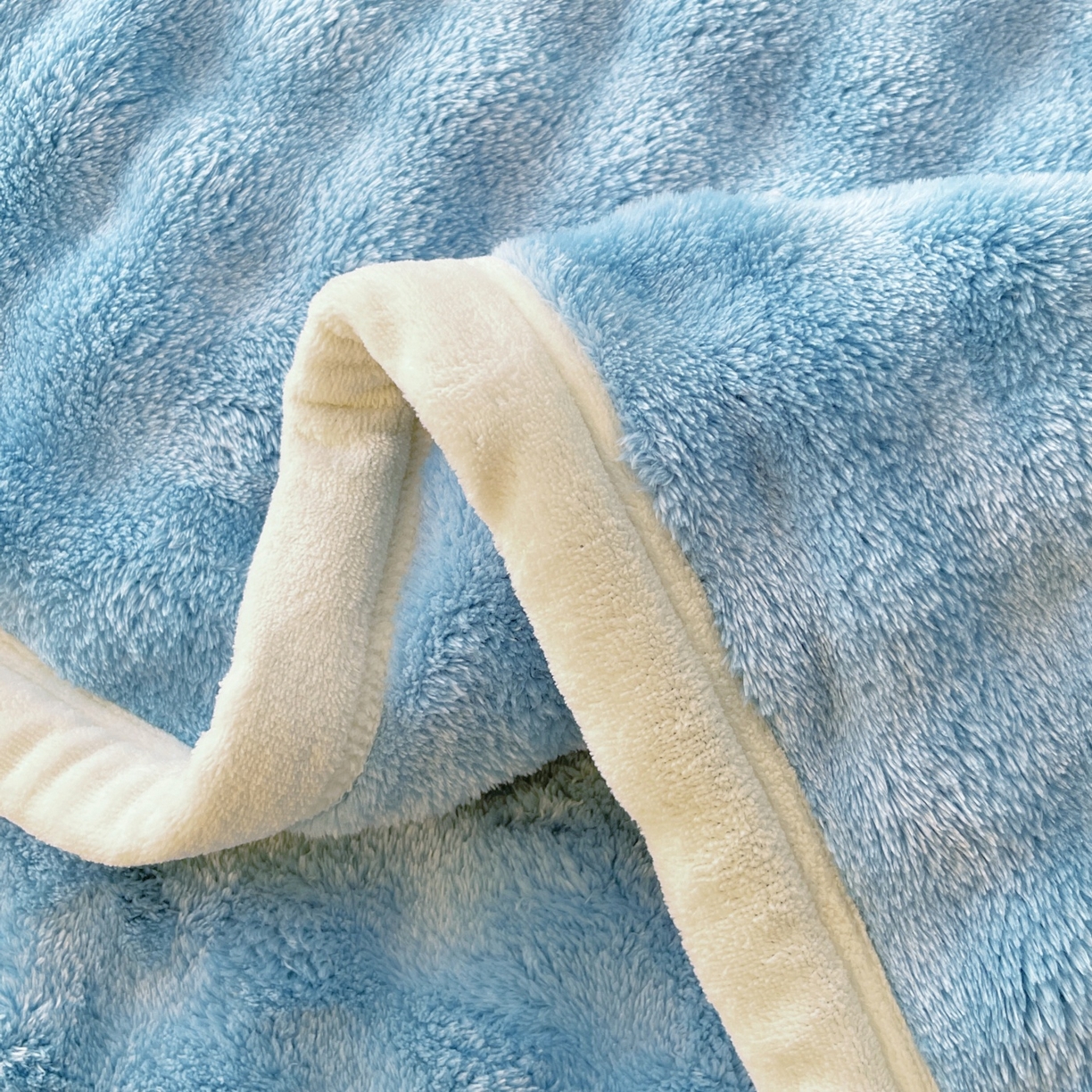 91家纺网 家纺一手货源 找家纺 雨彤家纺 2025新款泡泡牛奶绒单人枕巾 牛奶绒枕巾-天空蓝 50*125cm（适合1.2米枕头）