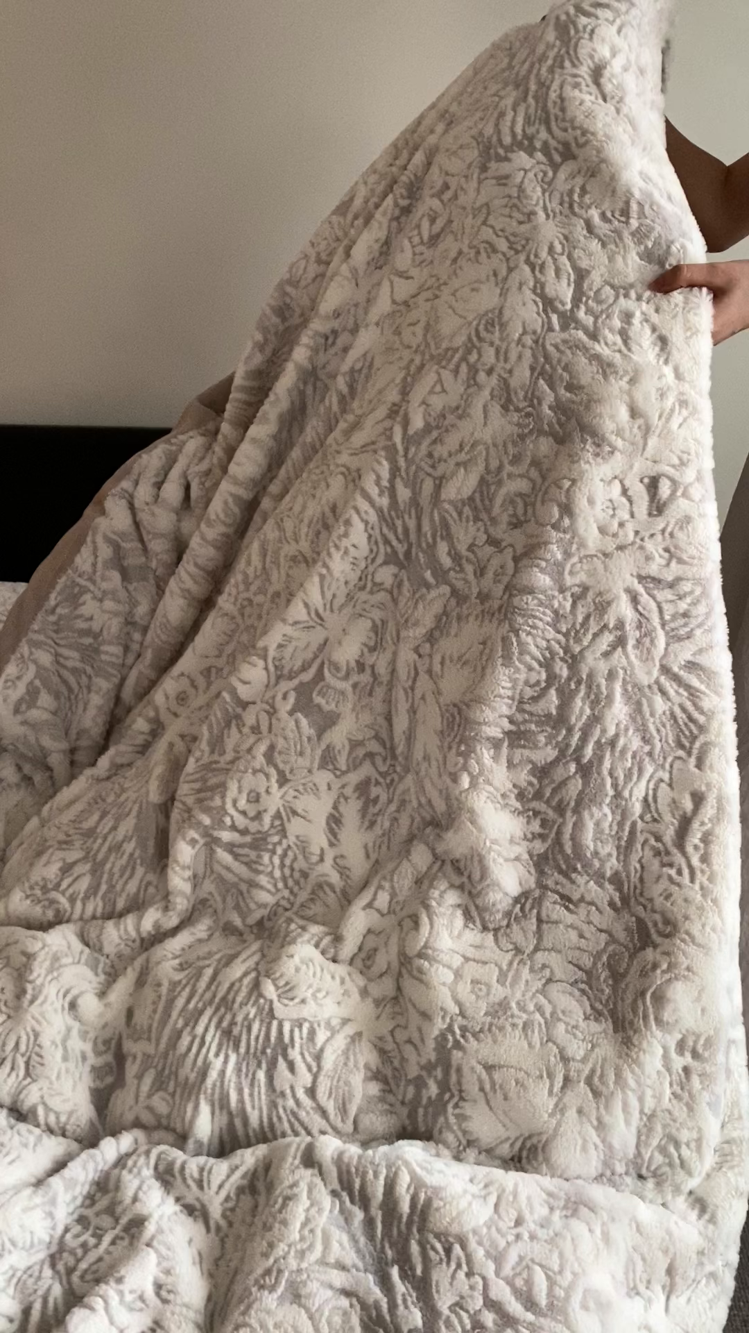 91家纺网 家纺一手货源 找家纺 玉宇阁家居 2025新款亲肤舒适兔毛雕花绒提花雕花牛奶绒四件套-浮雕的纹理 控价：228/305/315/315/315/335（券后控价） 浮雕的纹理-香芋啵啵