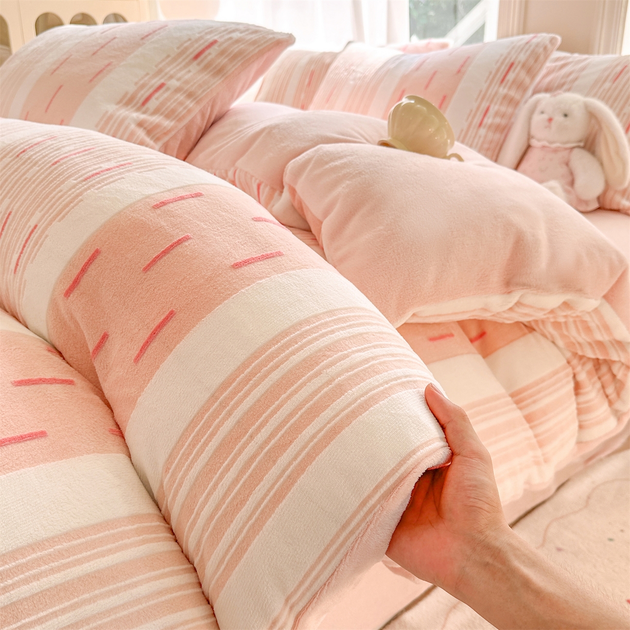 91家纺网 家纺一手货源 找家纺 （总）灰鲸 2025新款立体雕花牛奶绒四件套