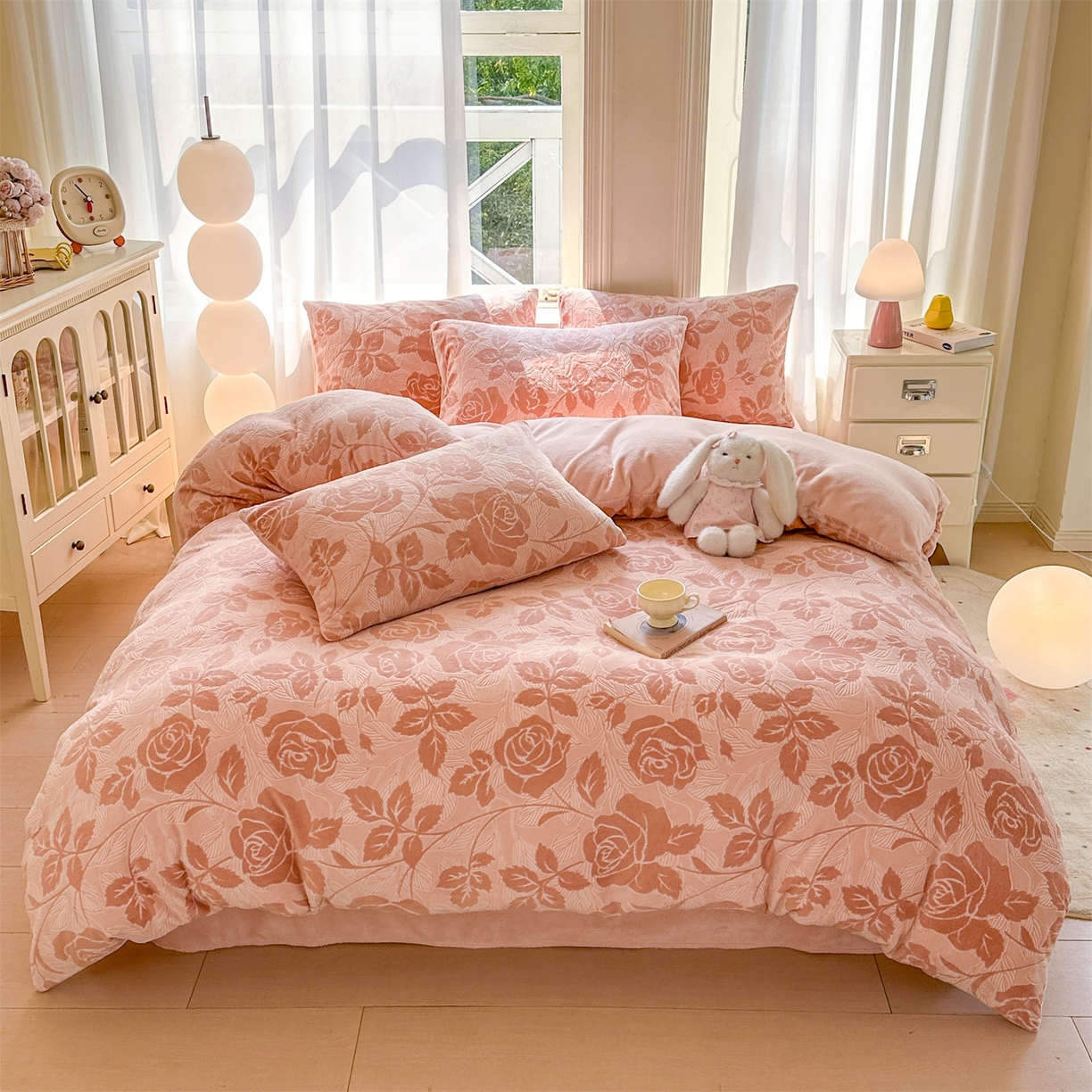 91家纺网 家纺一手货源 找家纺 灰鲸 2025新款立体雕花牛奶绒四件套 爱意-粉