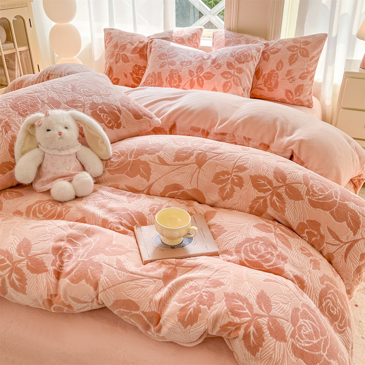 91家纺网 家纺一手货源 找家纺 灰鲸 2025新款立体雕花牛奶绒四件套 爱意-粉