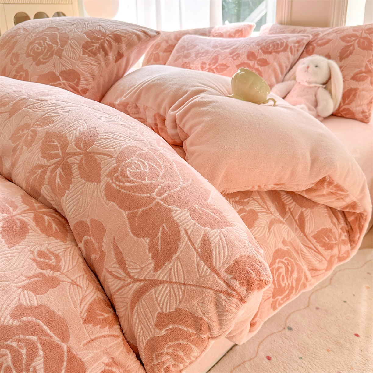 91家纺网 家纺一手货源 找家纺 灰鲸 2025新款立体雕花牛奶绒四件套 爱意-粉