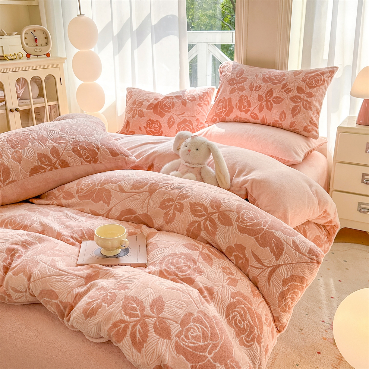 91家纺网 家纺一手货源 找家纺 灰鲸 2025新款立体雕花牛奶绒四件套 爱意-粉