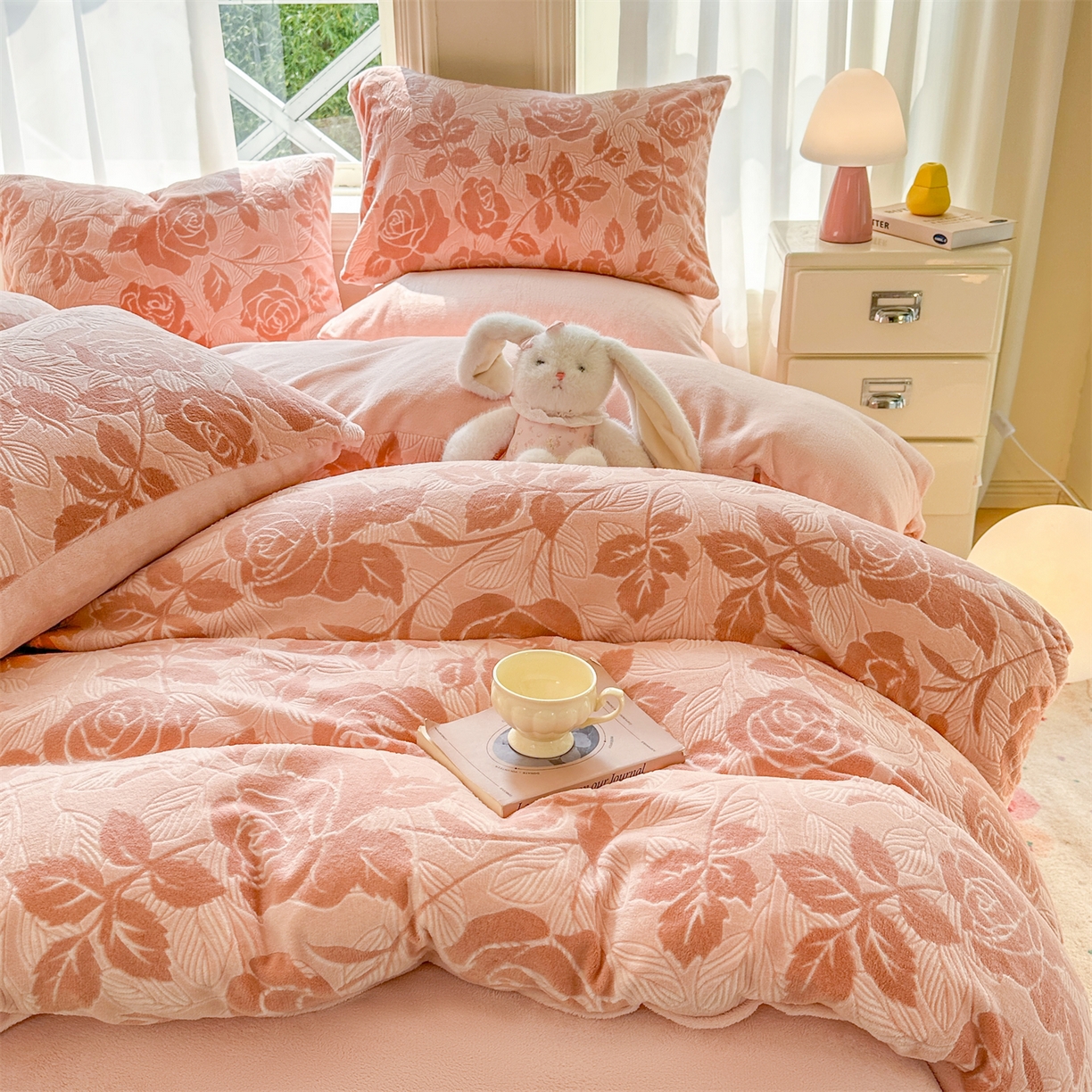 91家纺网 家纺一手货源 找家纺 灰鲸 2025新款立体雕花牛奶绒四件套 爱意-粉