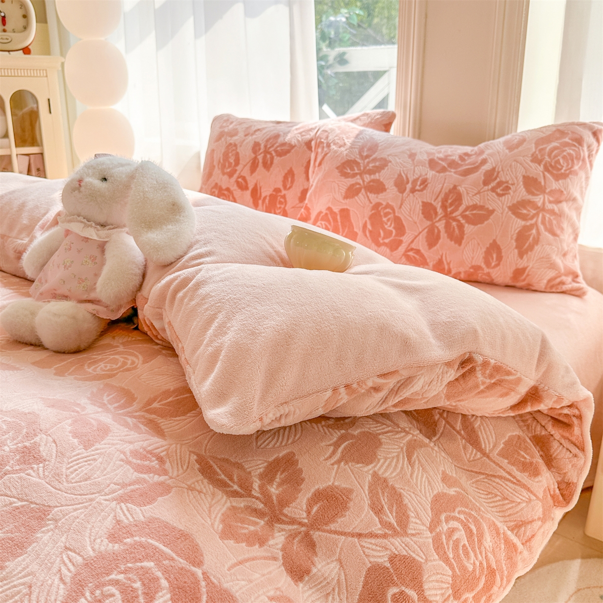 91家纺网 家纺一手货源 找家纺 灰鲸 2025新款立体雕花牛奶绒四件套 爱意-粉