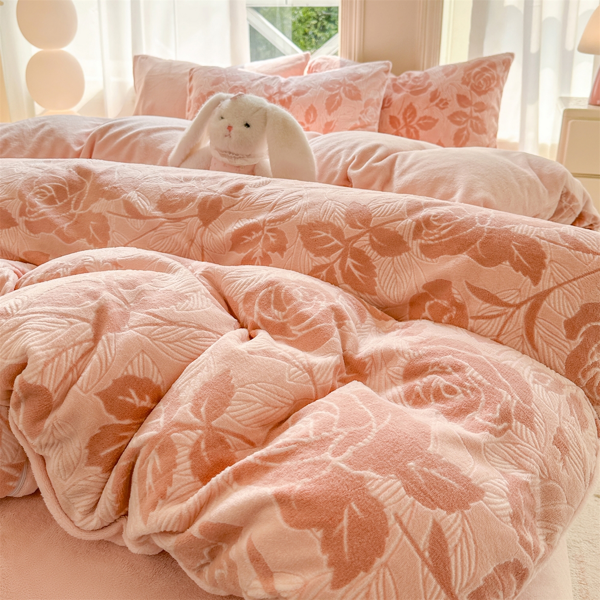 91家纺网 家纺一手货源 找家纺 灰鲸 2025新款立体雕花牛奶绒四件套 爱意-粉