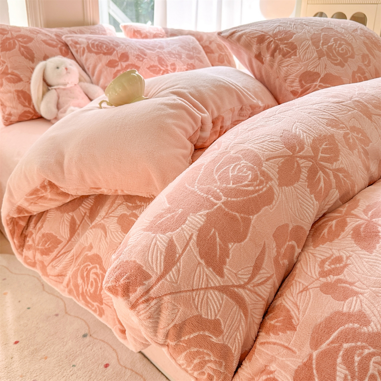 91家纺网 家纺一手货源 找家纺 灰鲸 2025新款立体雕花牛奶绒四件套 爱意-粉