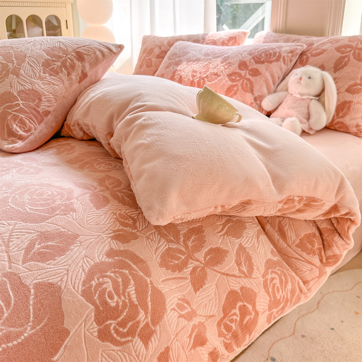 91家纺网 家纺一手货源 找家纺 灰鲸 2025新款立体雕花牛奶绒四件套 爱意-粉