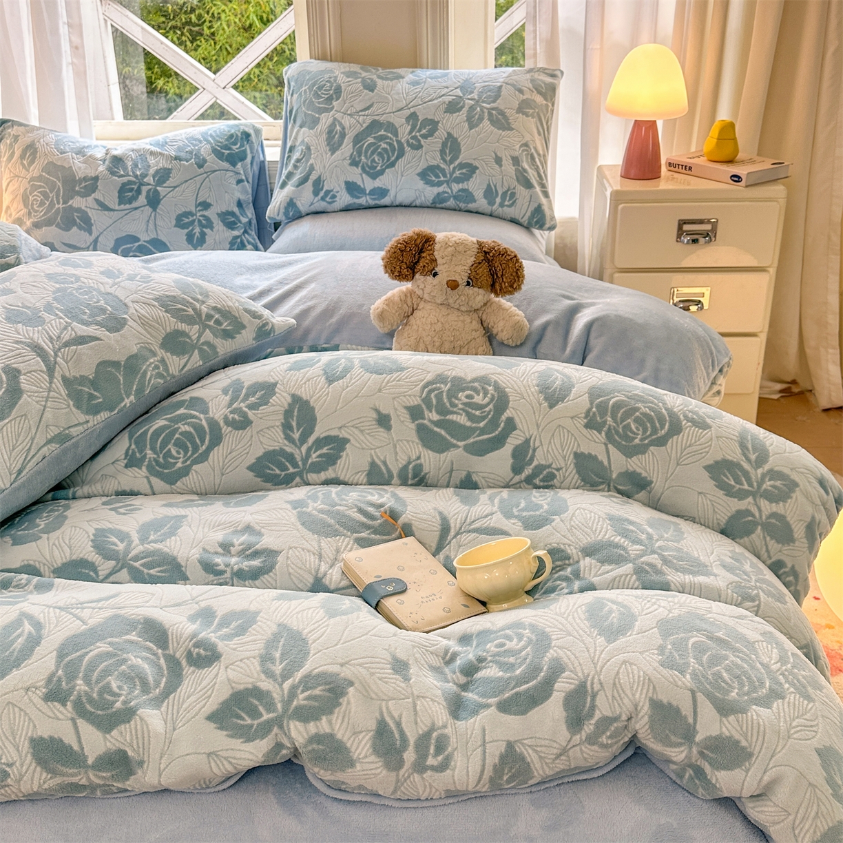 91家纺网 家纺一手货源 找家纺 灰鲸 2025新款立体雕花牛奶绒四件套 爱意-蓝