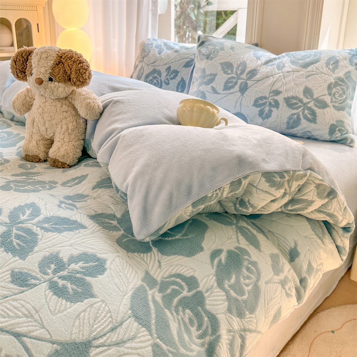 91家纺网 家纺一手货源 找家纺 灰鲸 2025新款立体雕花牛奶绒四件套 爱意-蓝