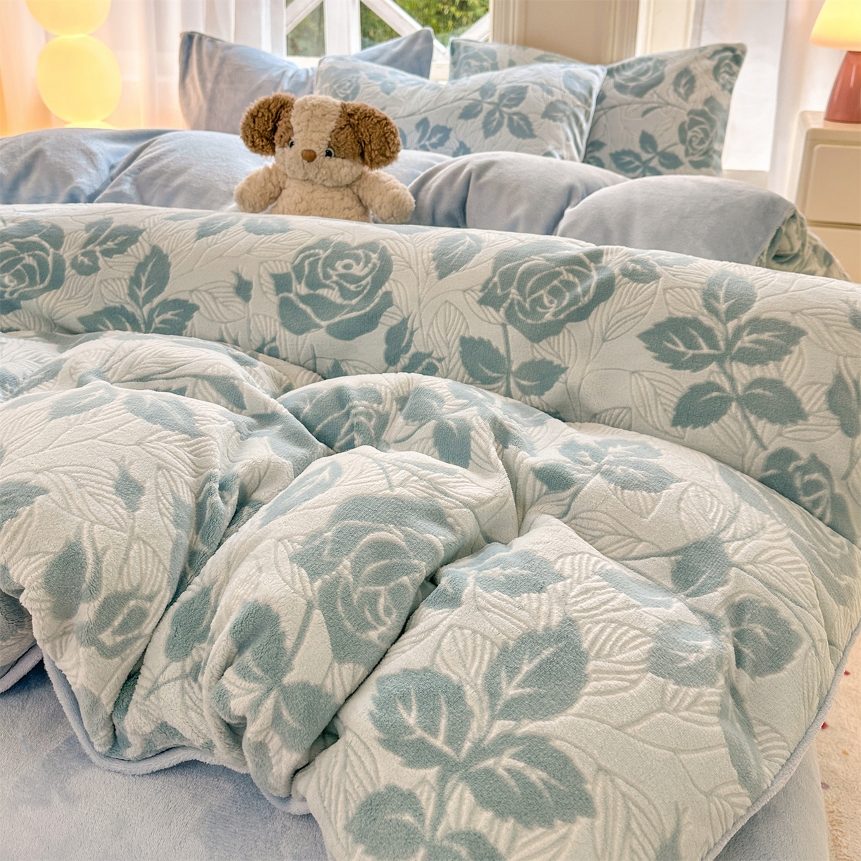 91家纺网 家纺一手货源 找家纺 灰鲸 2025新款立体雕花牛奶绒四件套 爱意-蓝