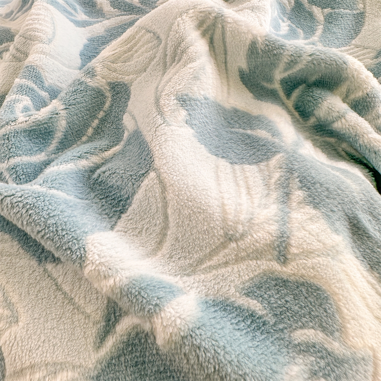 91家纺网 家纺一手货源 找家纺 灰鲸 2025新款立体雕花牛奶绒四件套 爱意-蓝